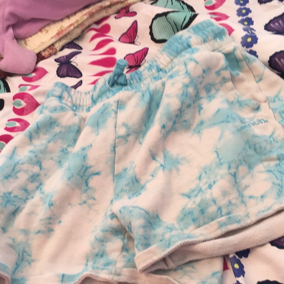 I am selling a matching set of shorts and a long sleeve shirt from the bench - Picture 5 of 5